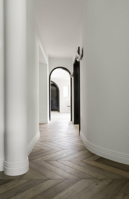 1.1 Orac introduced a groundbreaking product 20 years ago called Flex, which allows for flexible decorative elements. Flexible moldings are essential for creating curved or uneven surfaces, like arches or bay windows.