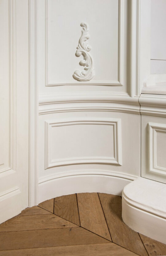 1.2 Orac introduced a groundbreaking product 20 years ago called Flex, which allows for flexible decorative elements. Flexible moldings are essential for creating curved or uneven surfaces, like arches or bay windows.